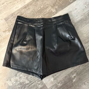 Missguided + High Waist Black faux Leather Shorts